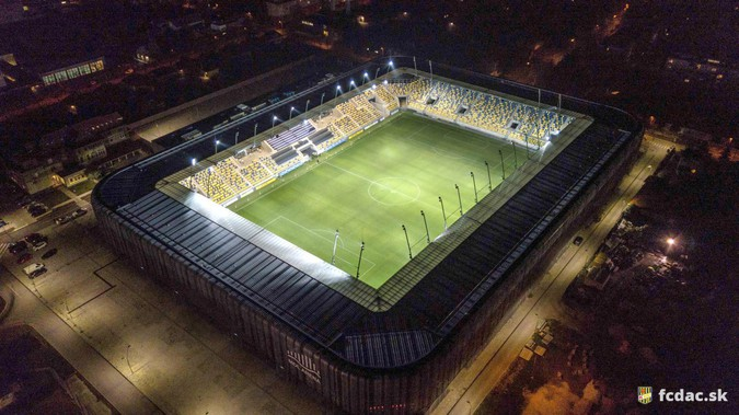 MOL Aréna by night